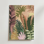 Postern Wild Stillness från Bozetto har gröna, rosa och gula tropiska blad på en persikofärgad bakgrund. Postern är tryckt på premiumpapper med en lyxig matt finish och ger en livfull botanisk touch till alla rum.