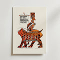 Postern Entered By The Queen från Bozetto har en geometrisk tiger med en figur som håller en banderoll, tryckt i orange, svart och vitt på FSC-certifierat premiumpapper.