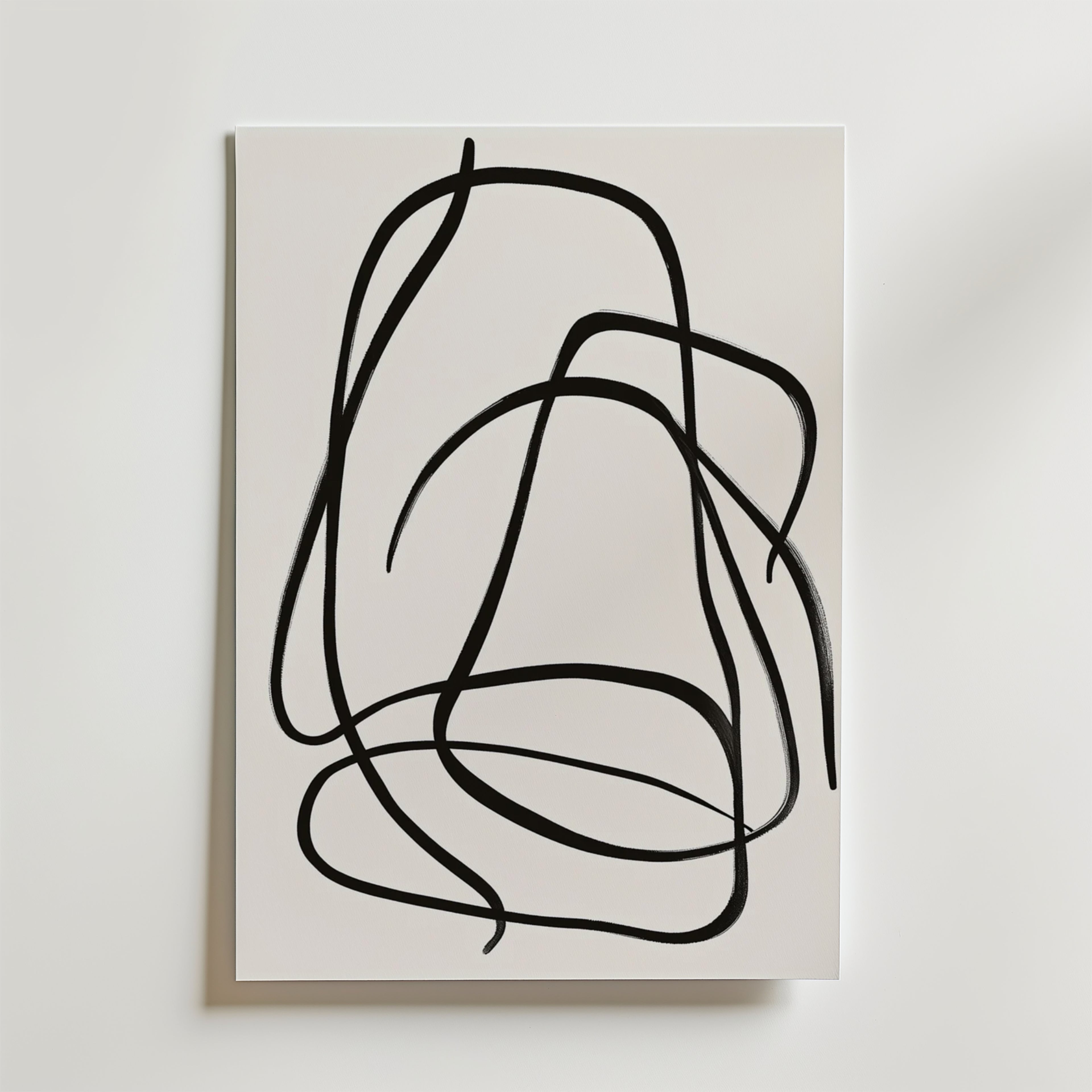 Bozetto's Fluid Lines Poster har djärva, svarta, kontinuerliga abstrakta linjer på en vit bakgrund, tryckt på premiumpapper för en raffinerad touch av konst och ser slående ut när den monteras på en ljus vägg.