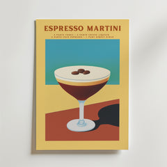 Bozetto's Espresso Martini Cocktail Poster föreställer ett cocktailglas med tre kaffebönor ovanpå, bland geometriska former i gult, teal och brunt. Tryckt på premiumpapper med en lyxig matt finish, med receptet tydligt längst upp.