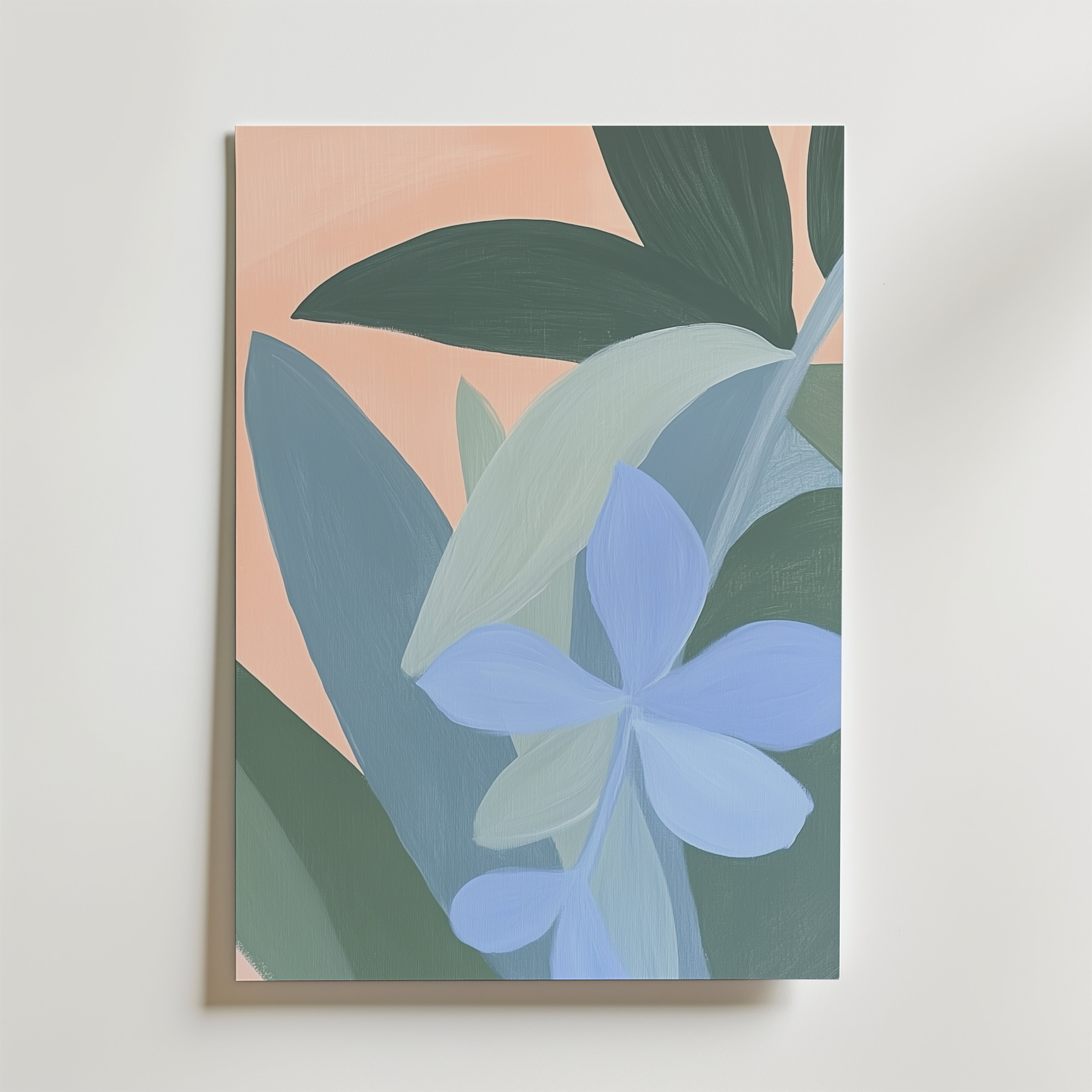 Abstrakt Blue Flowers Poster från Bozetto visar blå och gröna blad med en djärv blå blomma på en persikofärgad bakgrund. Postern är tryckt på premiumpapper och ger modern stil till alla rum. Visas på en vit vägg.