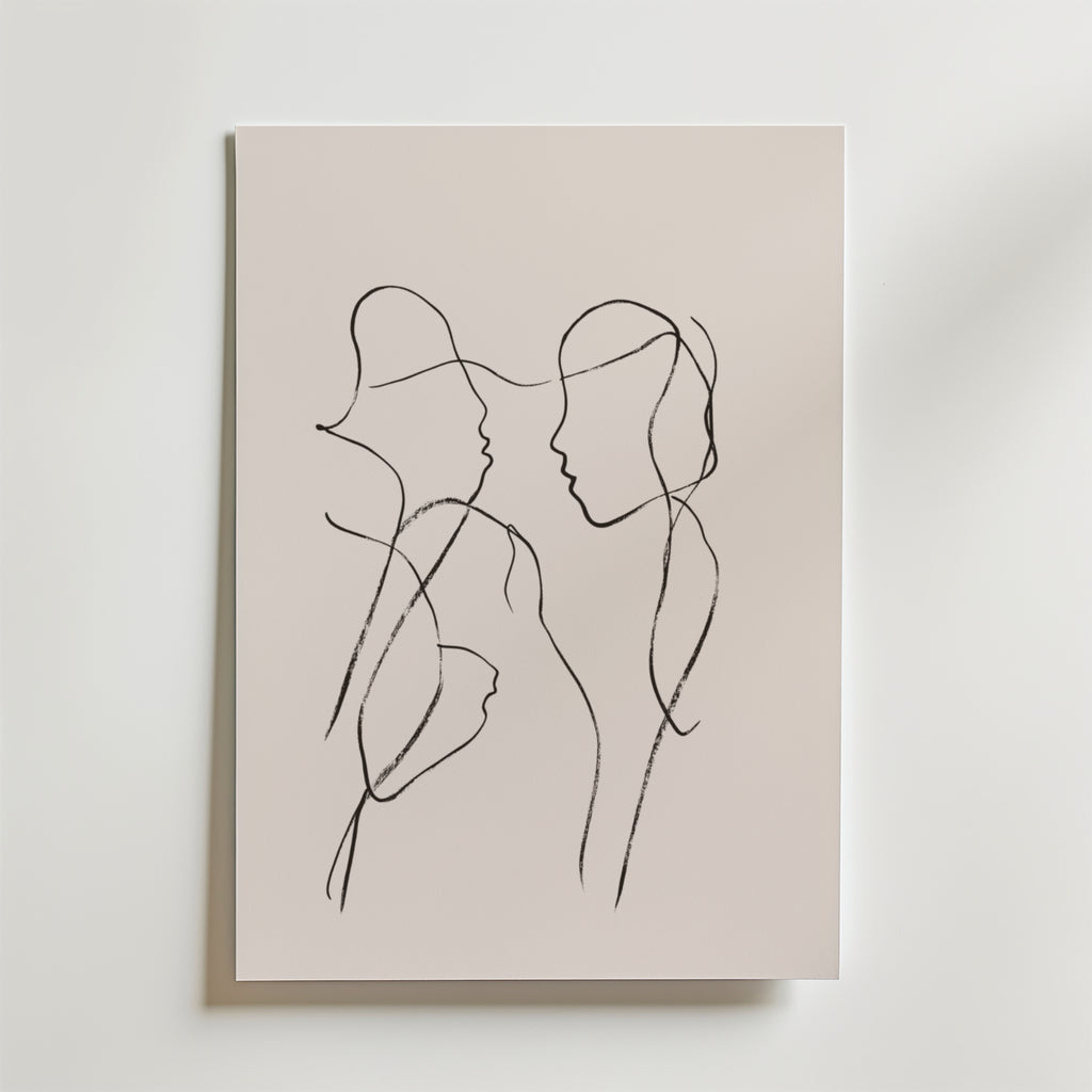 Bozettos Lineage Whispers Poster visar två abstrakta profiler i minimalistiska svarta linjer på premiumpapper med en lyxig matt finish, som blandar eleganta kurvor för en modern och sofistikerad look.