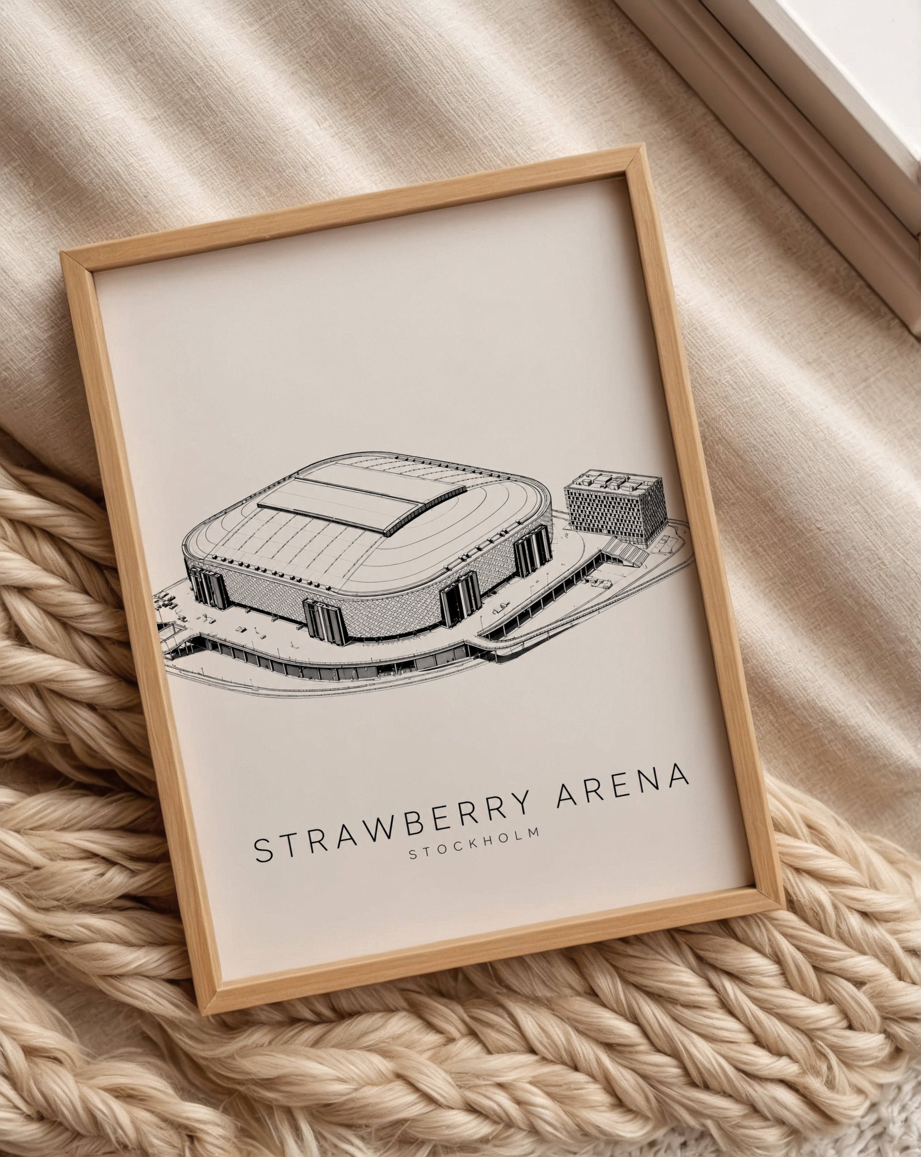 Strawberry Arena affisch i ljust minimalistiskt vardagsrum – köp enkelt hos Bozetto