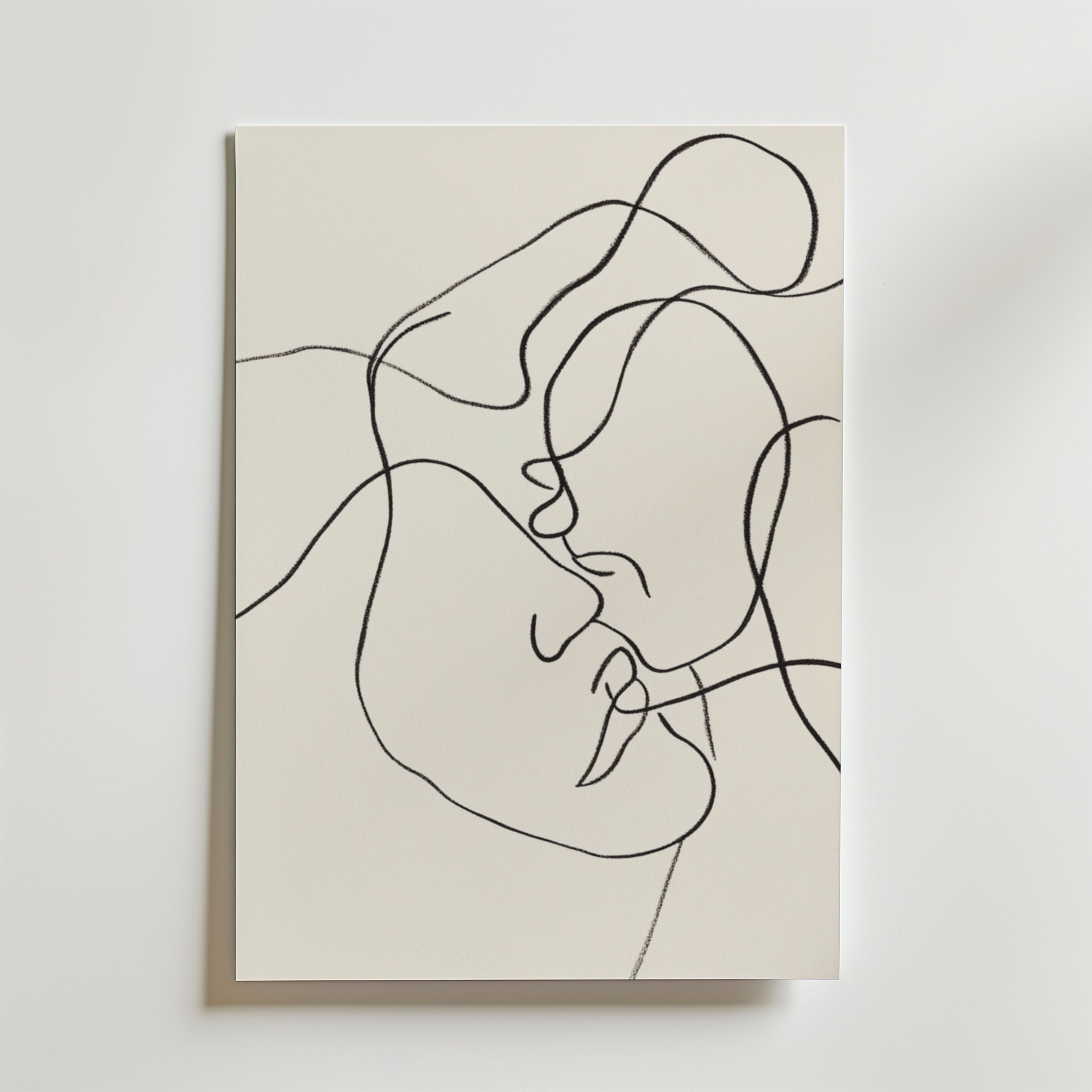 Bozetto One Line Kiss Poster visar två ansikten som rör vid varandra, avbildade i minimalistiska svarta linjer på vitt. Det här eleganta, miljövänliga konstverket är tryckt på FSC-certifierat premiumpapper och ger en modern touch till alla utrymmen.
