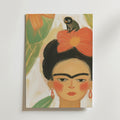 En illustration av Frida Kahlo med tjocka ögonbryn, röda örhängen, en stor orange blomma och en liten groda på huvudet, mot en livlig blommig bakgrund - perfekt som "Frida Kahlo With a Frog Poster" från Bozetto.