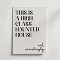Bozetto Elegant Haunt Poster har en fet svart text som lyder "THIS IS A HIGH CLASS HAUNTED HOUSE" med kursivt "act accordingly" - ett stilfullt motiv för alla sofistikerade spökhus.
