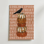 Bozetto Pumpkin Tower Poster föreställer fem snidade pumpor staplade på varandra och toppade med en svart kråka, mot en solbrun bakgrund med blekta Halloweenord - perfekt för höstmyset.