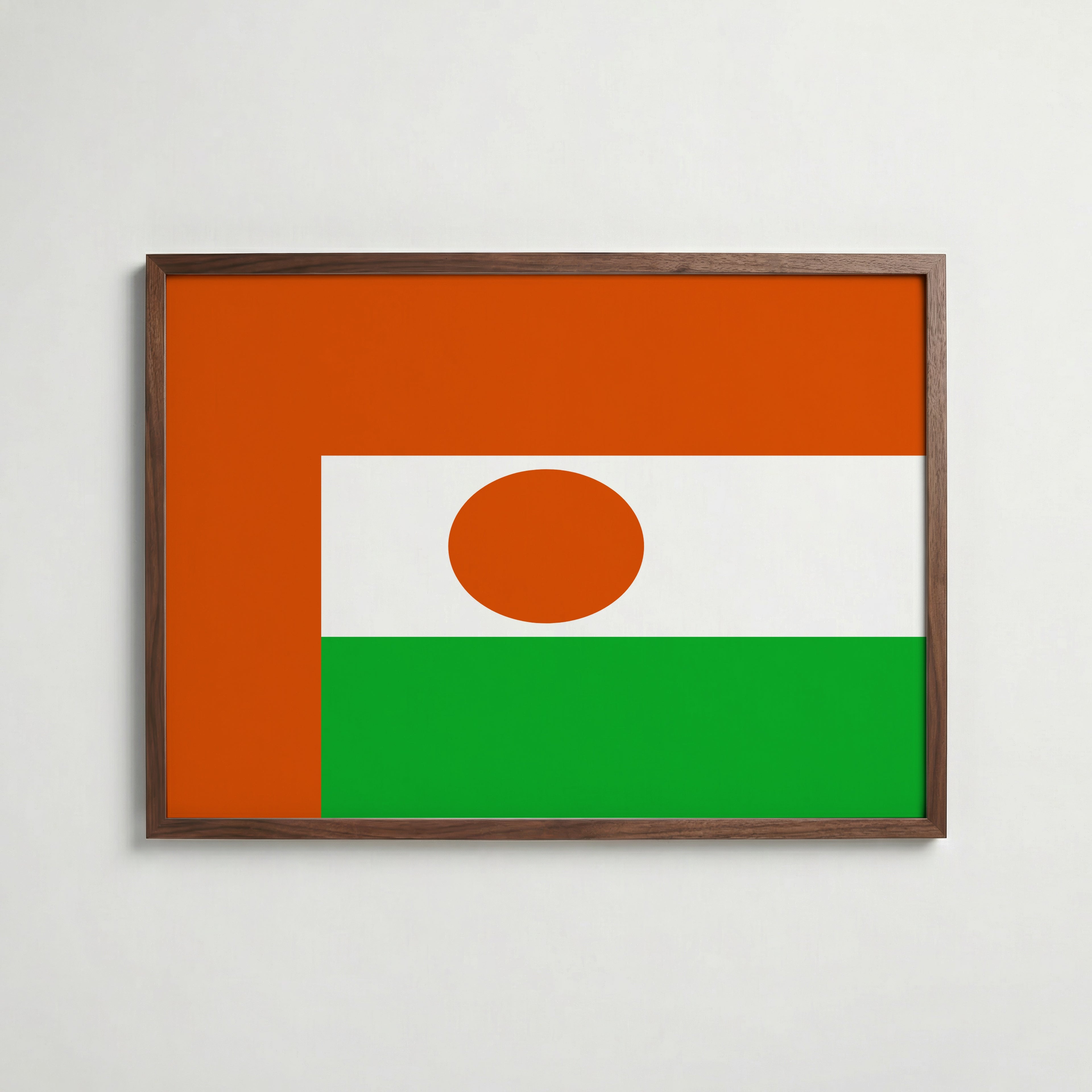 Niger National Flag Poster i valnötsram – varm konstaffisch för hemmet från Bozetto