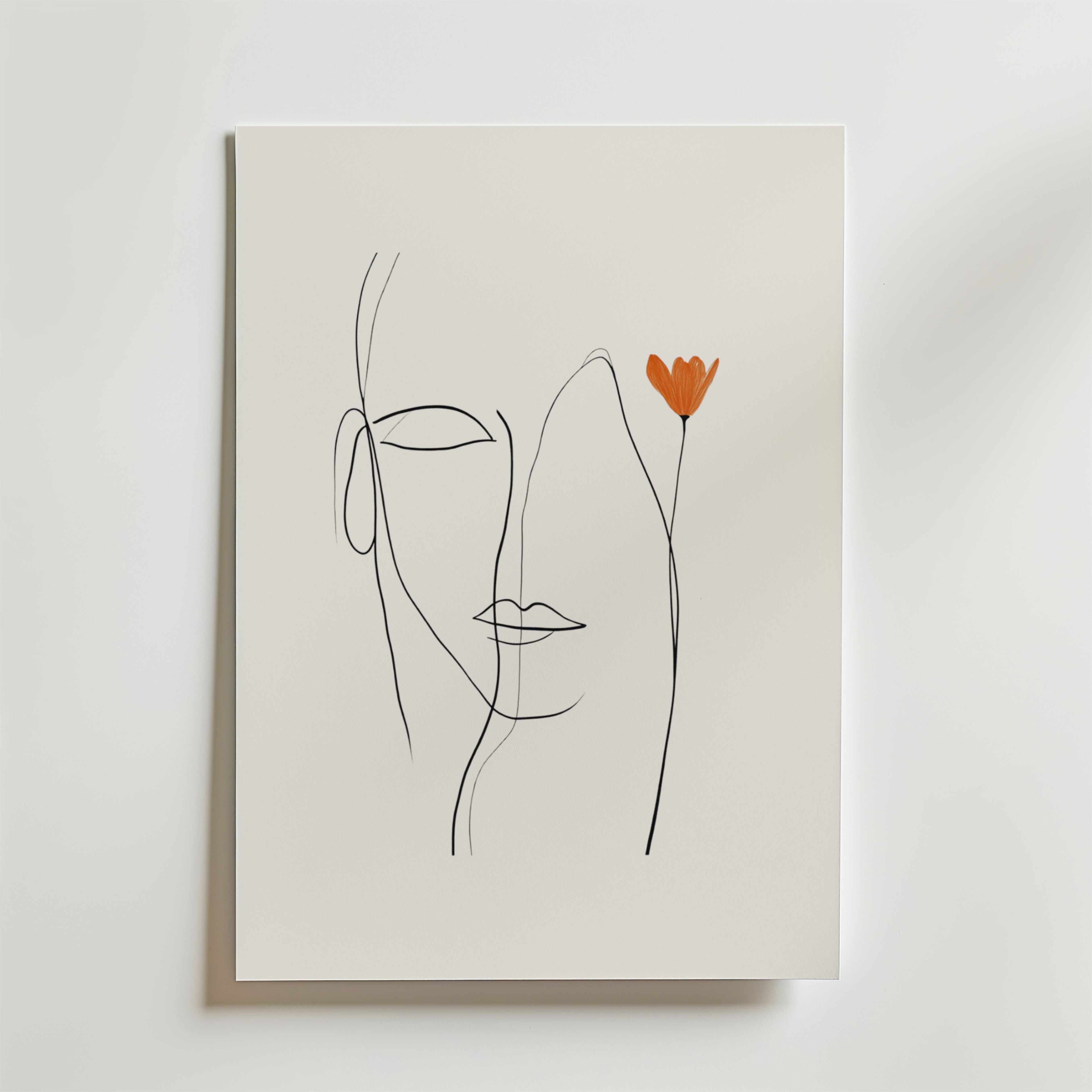 Bozetto Orange Flower Line Face Poster har en minimalistisk linjeteckning av en profil med en orange blomma på en vit bakgrund, tryckt på premiumpapper med en matt finish för ett elegant och raffinerat utseende.