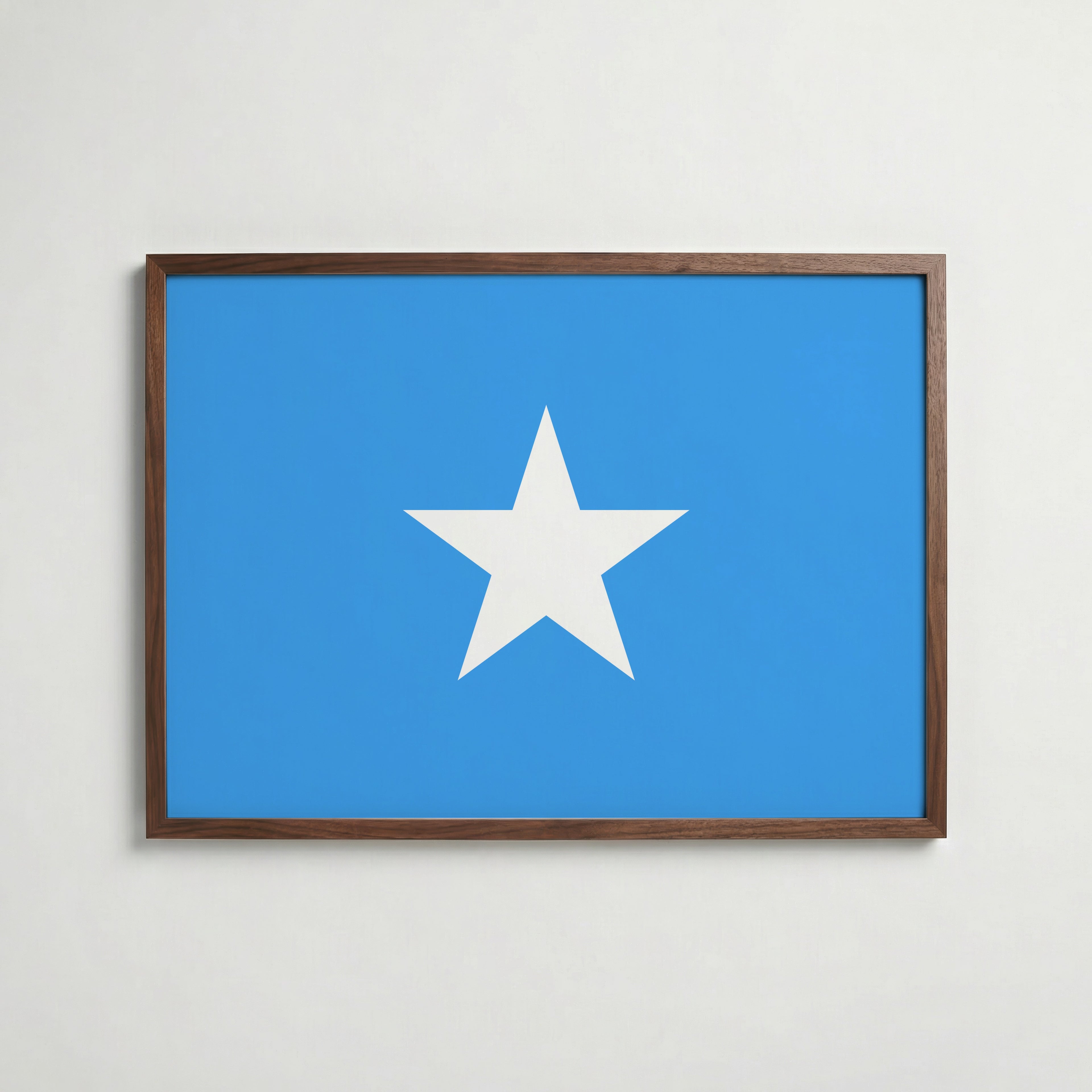 Somalia National Flag Poster i valnötsram – varm konstaffisch för hemmet från Bozetto