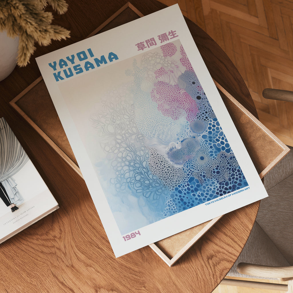 Yayoi Kusama Soft Blue Abstraction Poster – poster väggdekoration