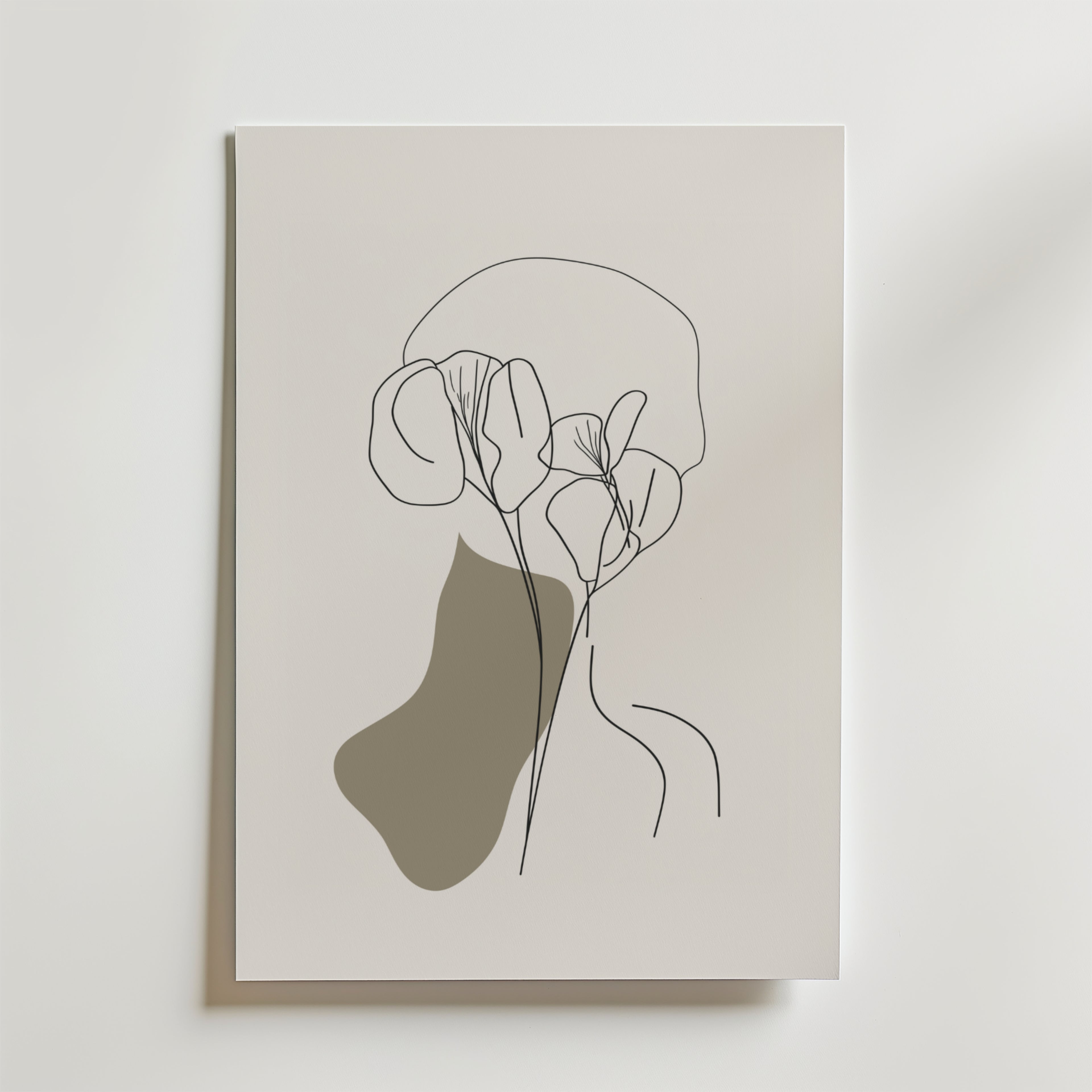 Bozetto Floral Face Silhouette Poster har minimalistisk linjekonst med abstrakta blommor, fina svarta konturer och en stor beige form på lyxigt matt premiumpapper, visad på en vit canvas som lutar mot en vit vägg.