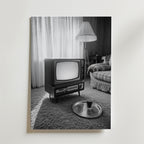 Ett svartvitt foto av ett vintagevardagsrum med en gammal TV, rutig soffa, bricka på shagmatta och skira gardiner - precis som Bozetto Vintage Living Room Poster, tryckt på FSC-certifierat premiumpapper.