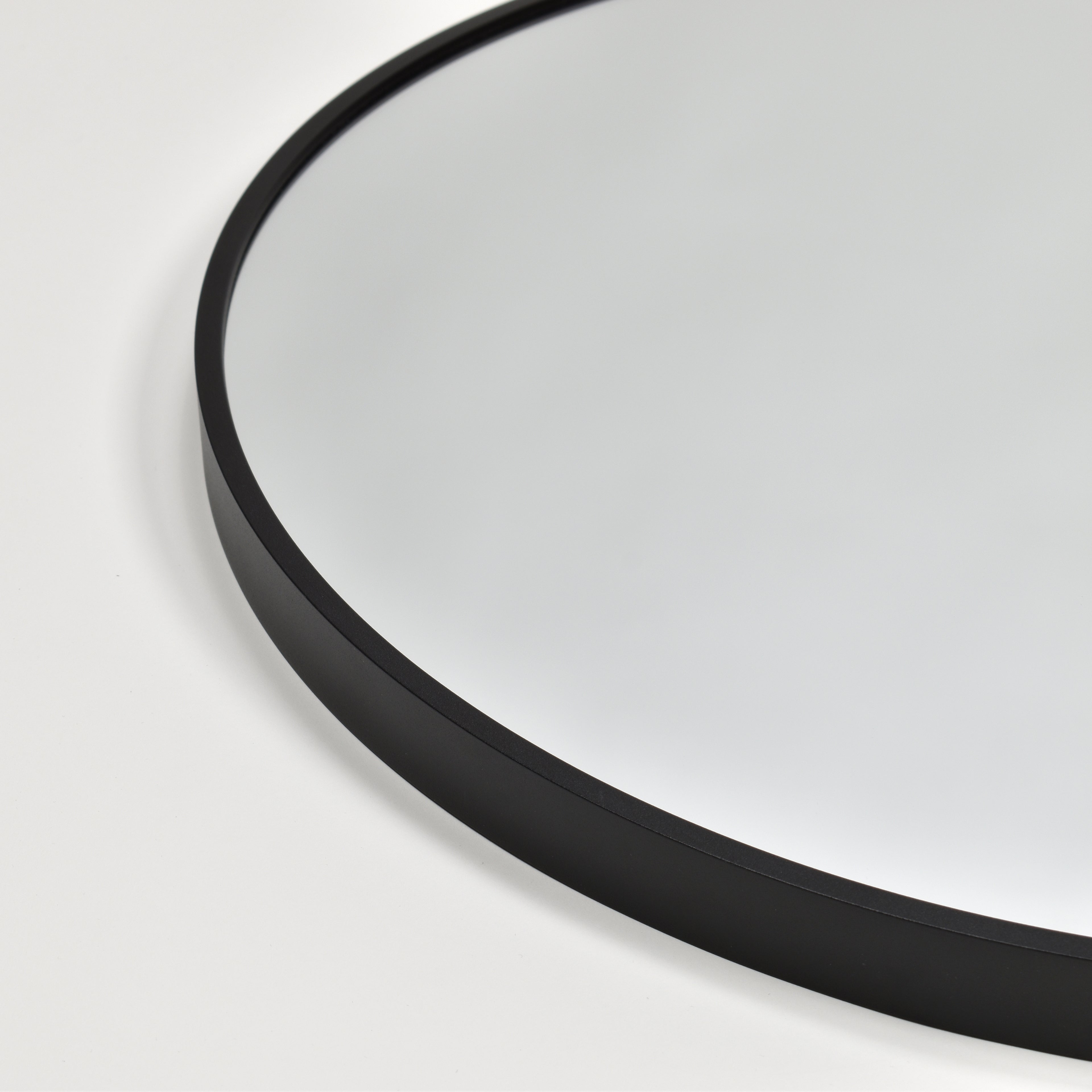 Åsnen – Rund spegel med svart metallram 80 cm