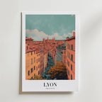 Afternoon Over Lyon Poster – Solen faller mjukt över Lyons kullar och gamla hus, där gatorna glöder i gyllene toner.