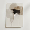 Bozetto Contrast Flow Poster är ett minimalistiskt abstrakt tryck som visar mjuka beige och bruna tvättar med en djärv svart bläckfläck, stänk och droppar på vitt - tryckt på premiumpapper med en elegant matt yta.