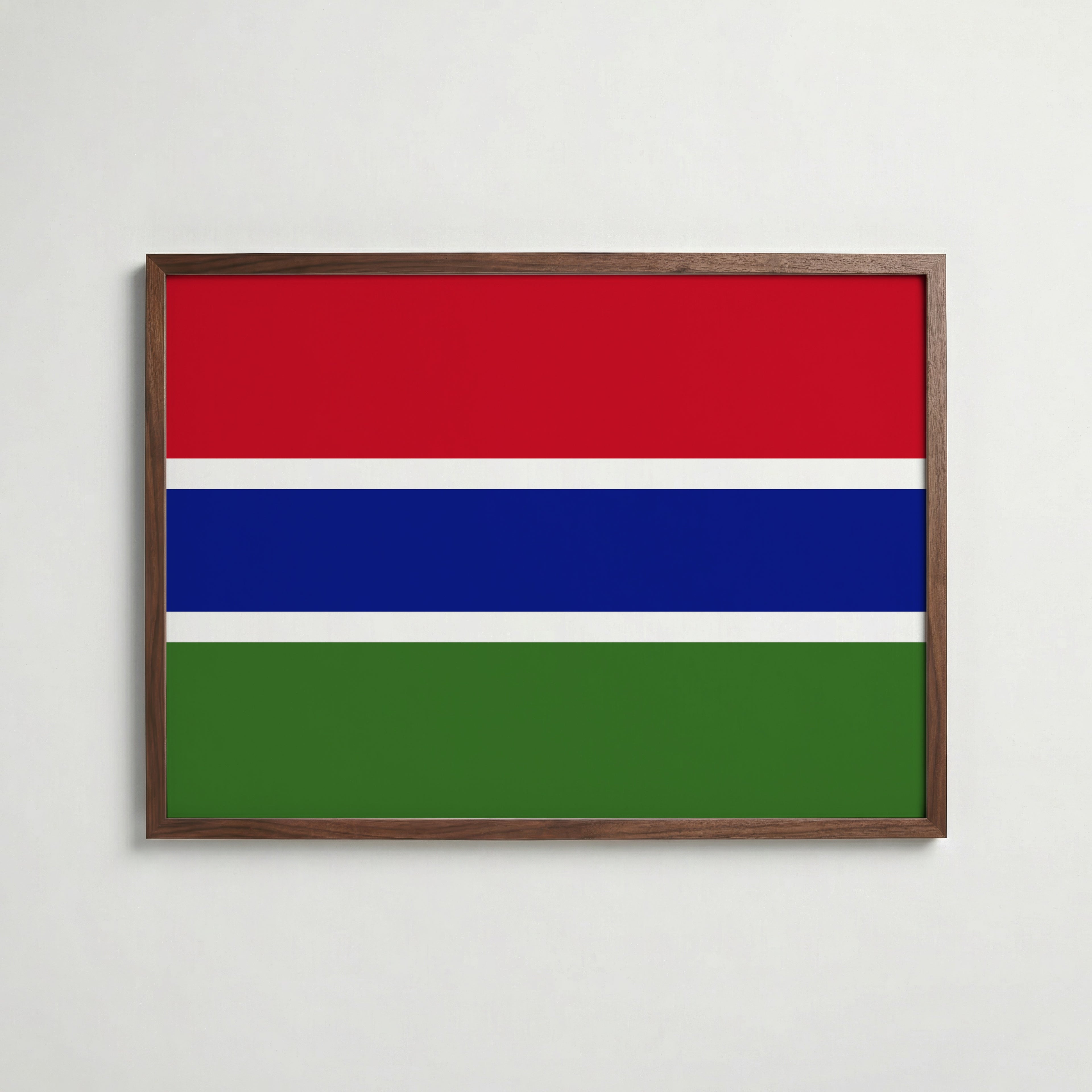 Gambia National Flag Poster i valnötsram – varm konstaffisch för hemmet från Bozetto