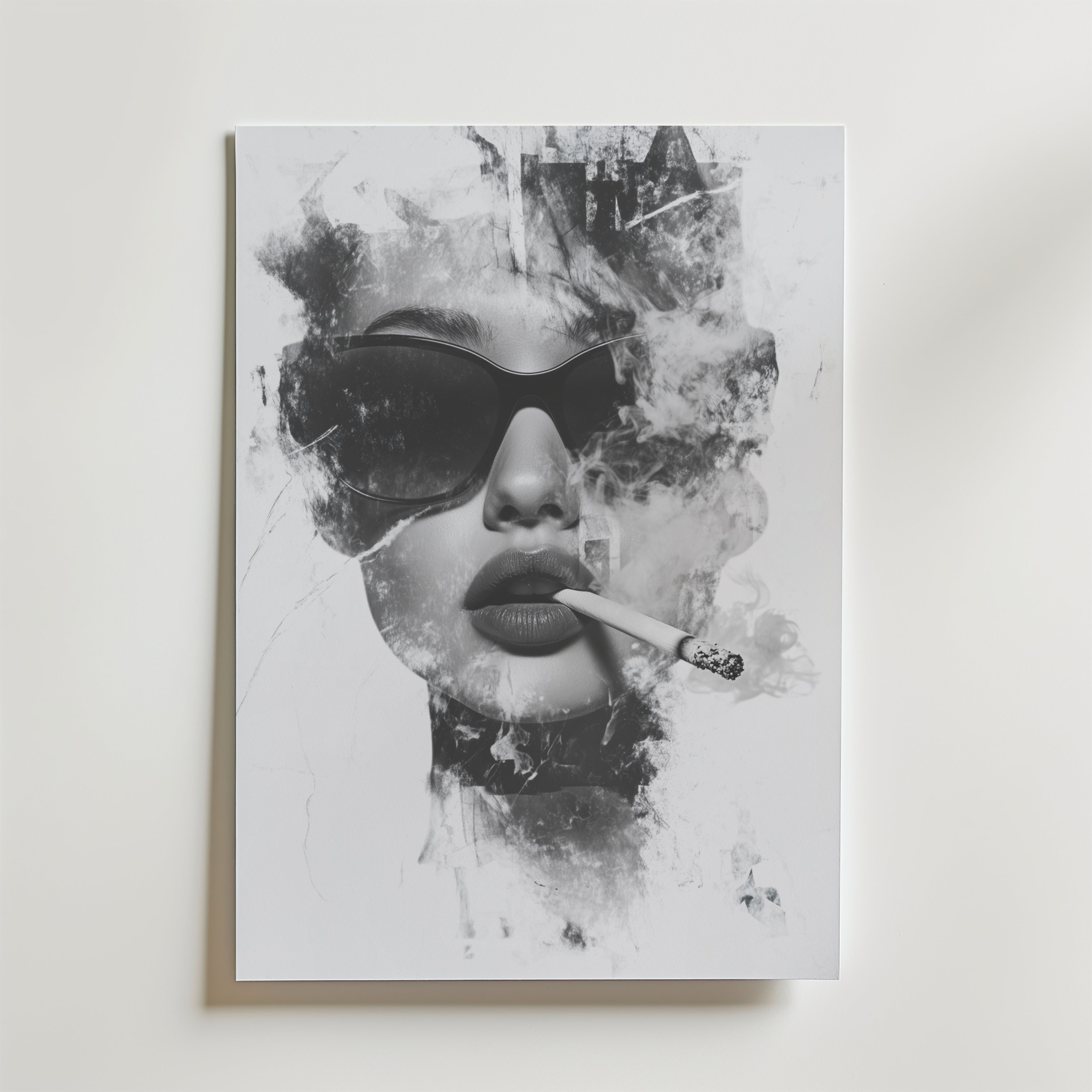 Chic smoke Poster från Bozetto har ett svartvitt porträtt av en kvinna i stora solglasögon som röker en cigarett med virvlande rök och abstrakta överlägg. Den är avslutad med en lyxigt matt yta för en högkvalitativ look.