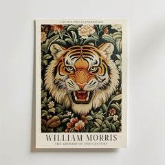 Bozetto Tiger Bloom William Morris Poster föreställer ett detaljerat tigerhuvud och dekorativa blommor, med texten: "William Morris: The Artistry of 19th Century. Cotton Prints Exhibition.