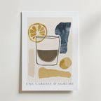 Bozetto's UNE CARESSE D'AGRUME Drink Poster har en citronskiva, ett drinkglas, abstrakta former och fransk text på FSC-certifierat premiumpapper - en perfekt minimalistisk konstprint för ditt rum.