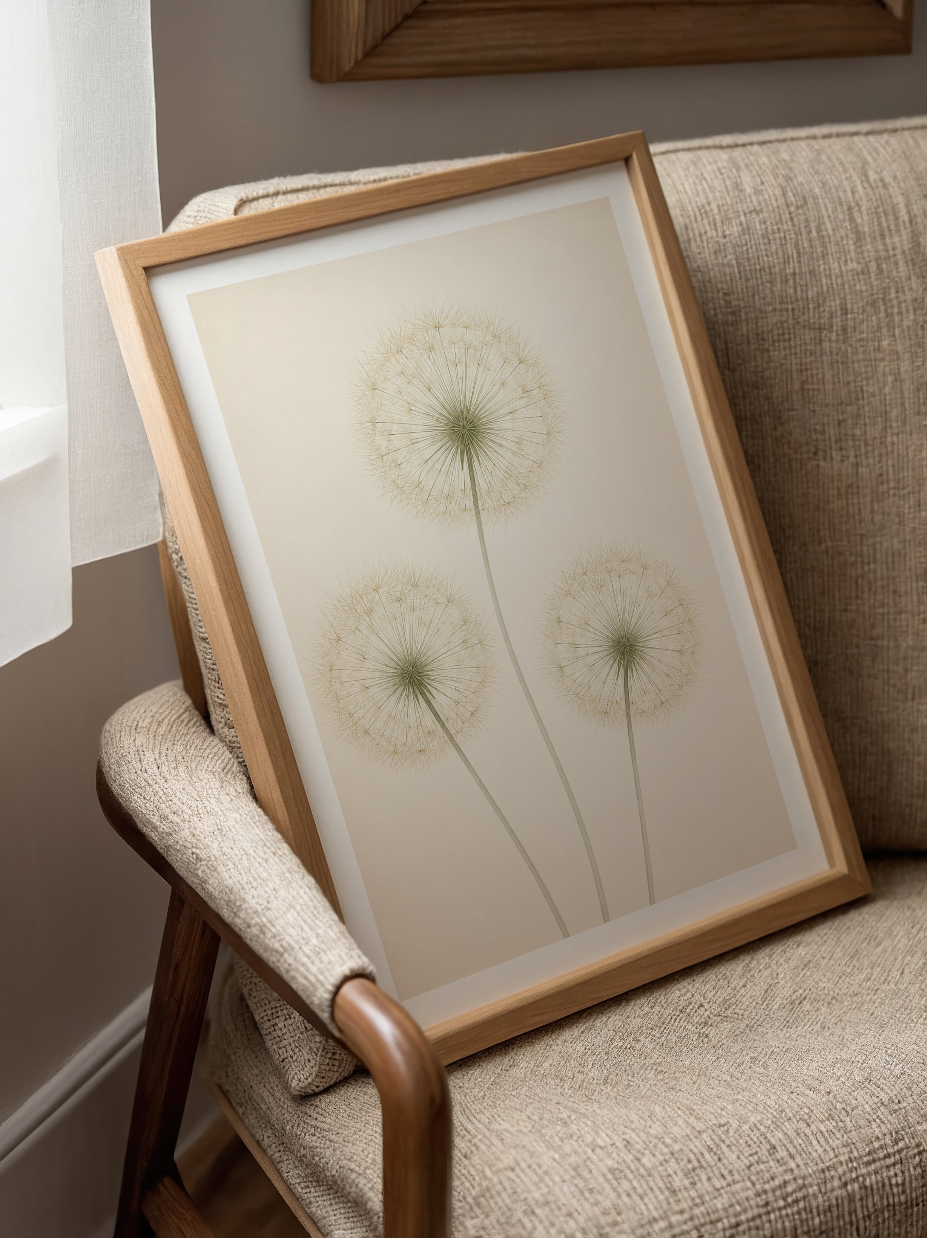 Quiet Dandelion Trio affisch i ljust minimalistiskt vardagsrum – köp enkelt hos Bozetto