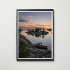 Archipelago Cabin at Dusk affisch i modern svart ram – stark kontrast och stil, Bozetto