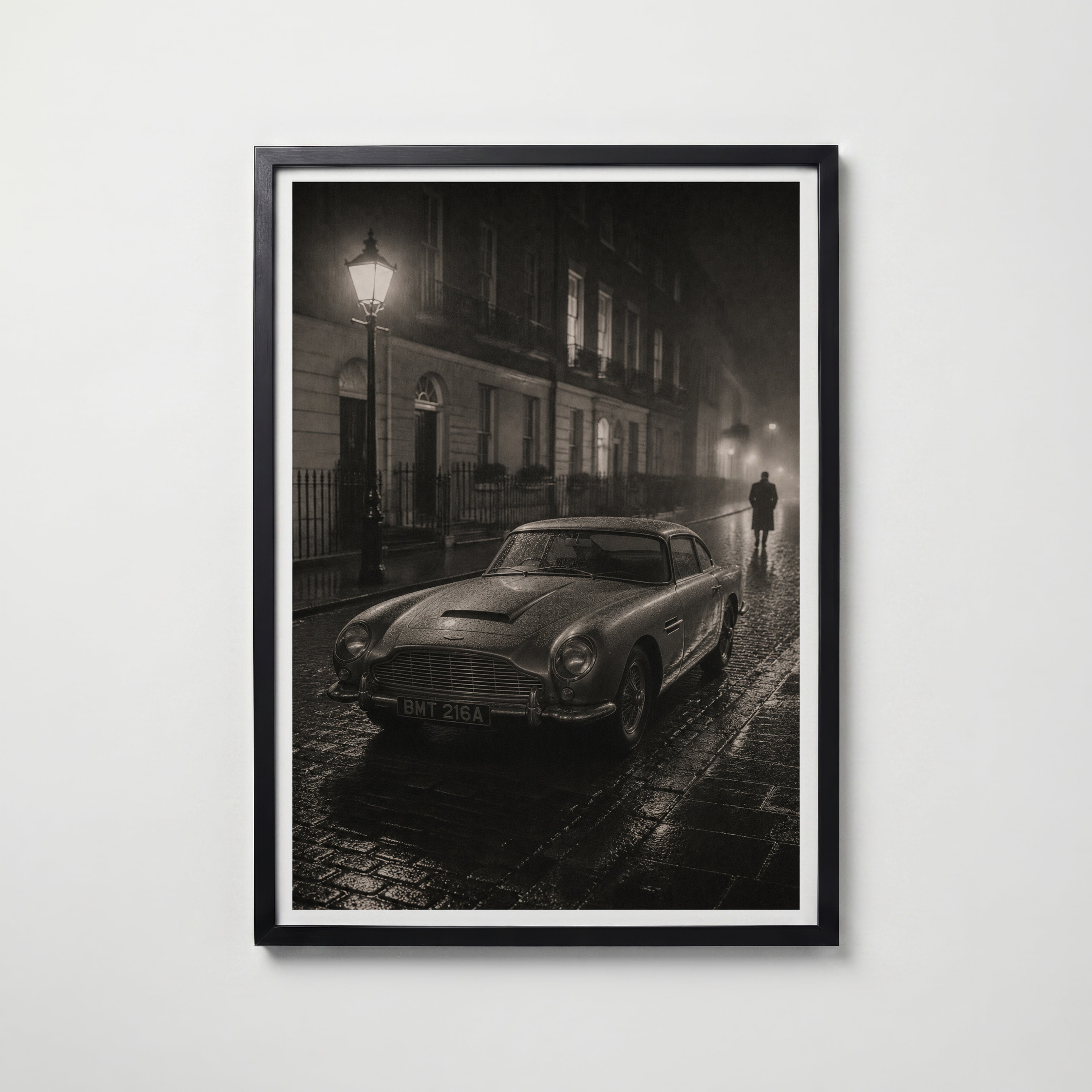 Aston Martin in the London affisch i modern svart ram – stark kontrast och stil, Bozetto