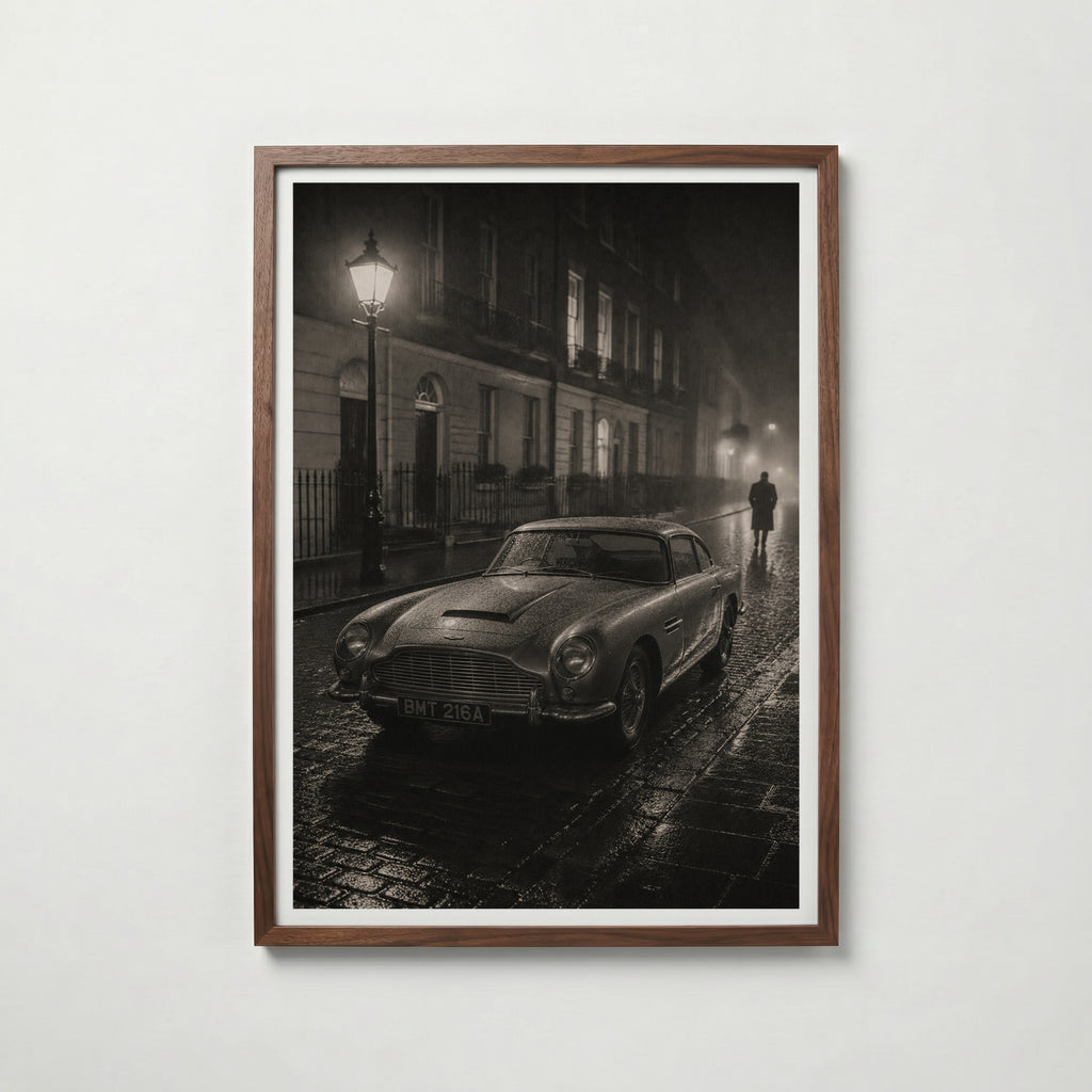Aston Martin in the London affisch i valnötsram – mörkbrun inramning med lyxig känsla, Bozetto