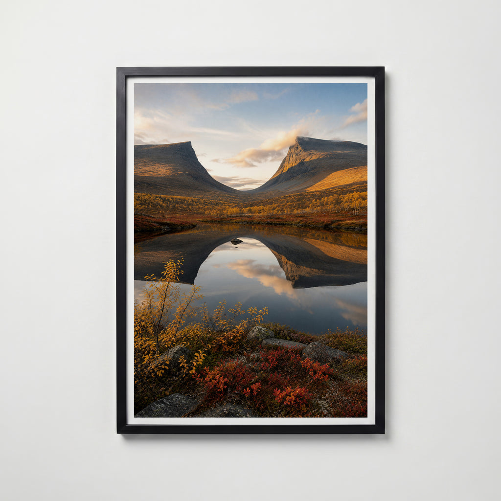 Autumn Mountains Mirror Lake affisch i modern svart ram – stark kontrast och stil, Bozetto