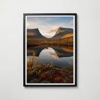 Autumn Mountains Mirror Lake affisch i modern svart ram – stark kontrast och stil, Bozetto