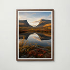 Autumn Mountains Mirror Lake affisch i valnötsram – mörkbrun inramning med lyxig känsla, Bozetto