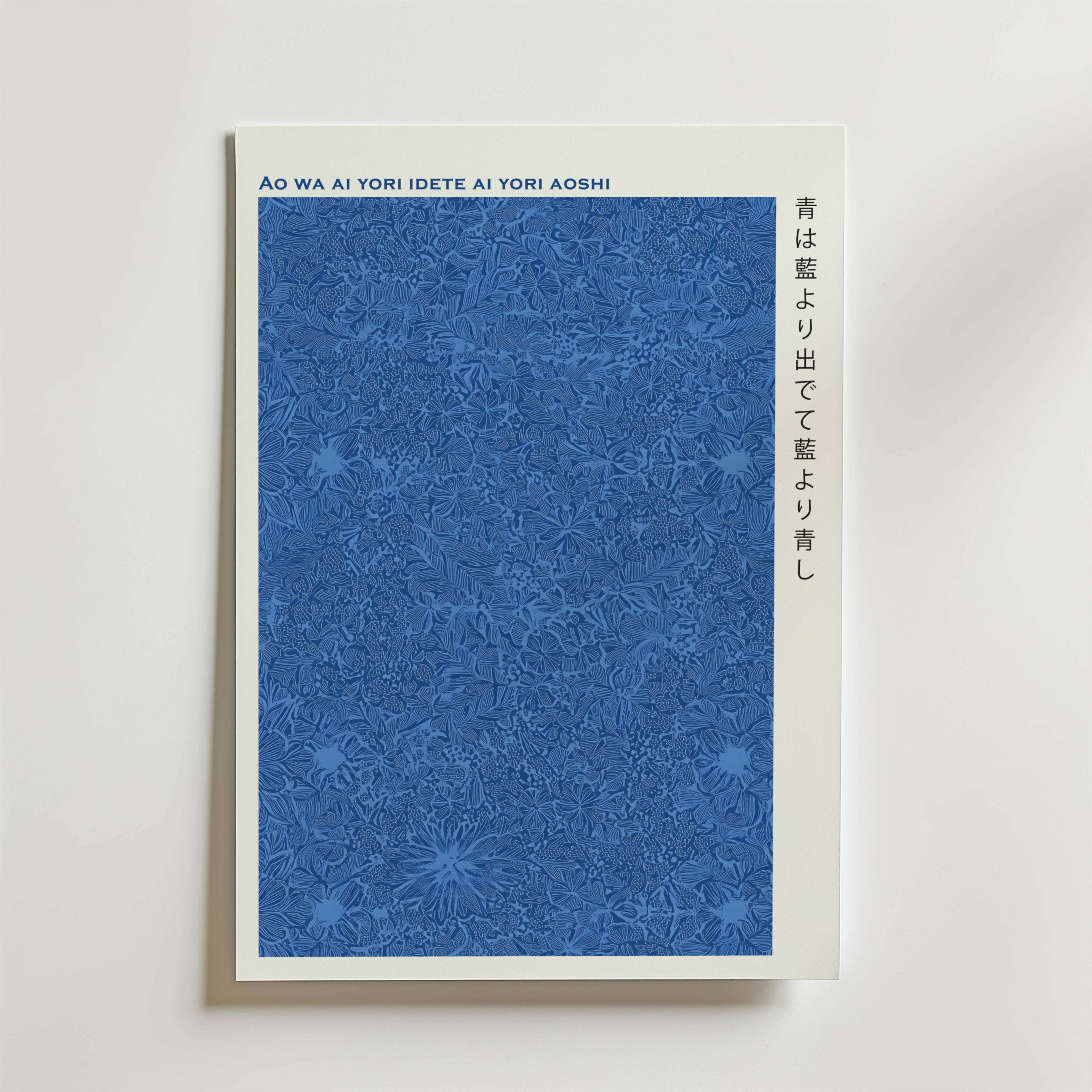 Blue Japandi Poster från Bozetto visar intrikata blå blommönster med "AO WA AI YORI IDETE AI YORI AOSHI" högst upp och vertikalt inriktad japansk text på en vit kant, vilket skapar en minimalistisk look.