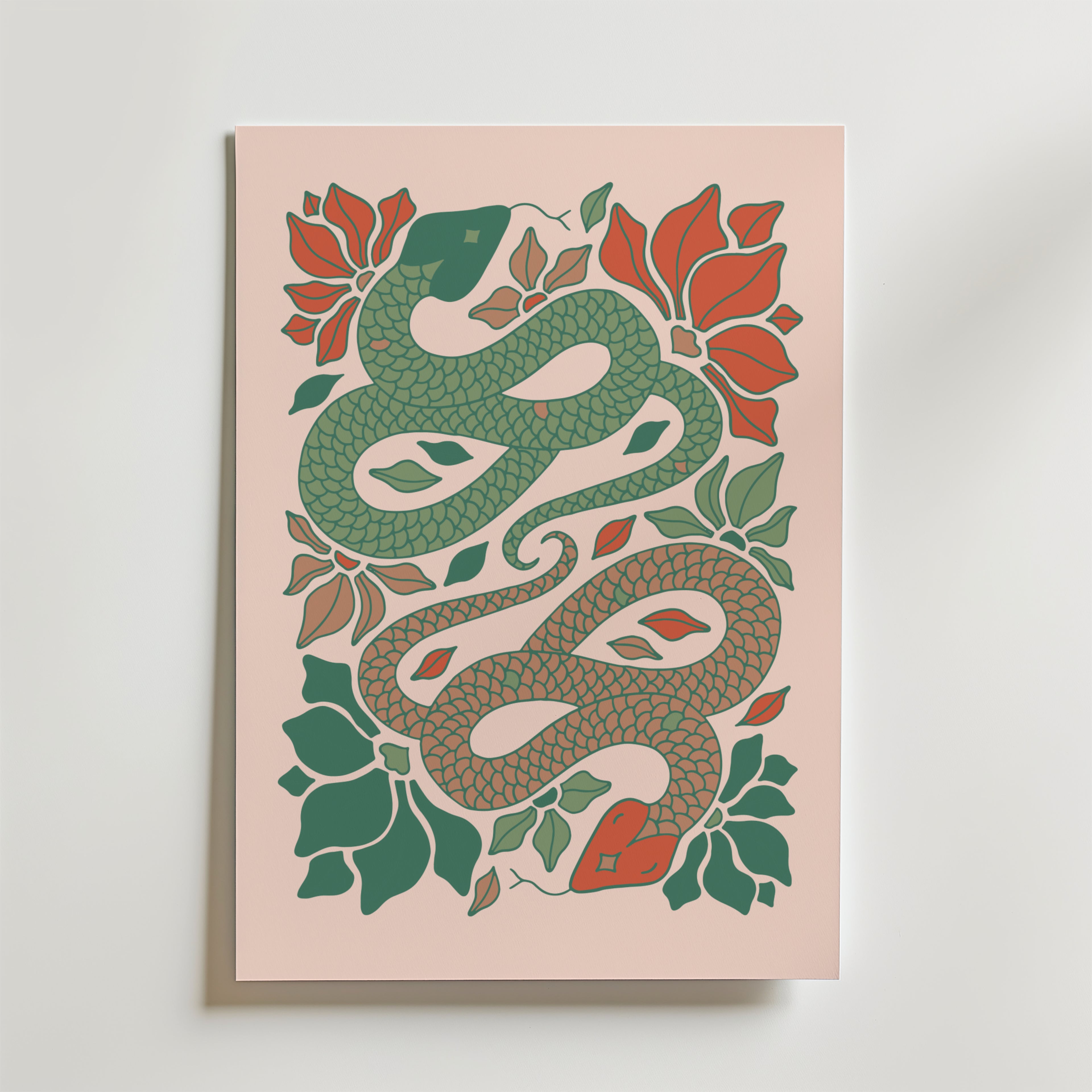 Garden Serpent Poster från Bozetto föreställer en orm som ringlar sig på ett konstnärligt och stiliserat sätt, omgiven av röda och gröna blommönster på en ljusrosa bakgrund.