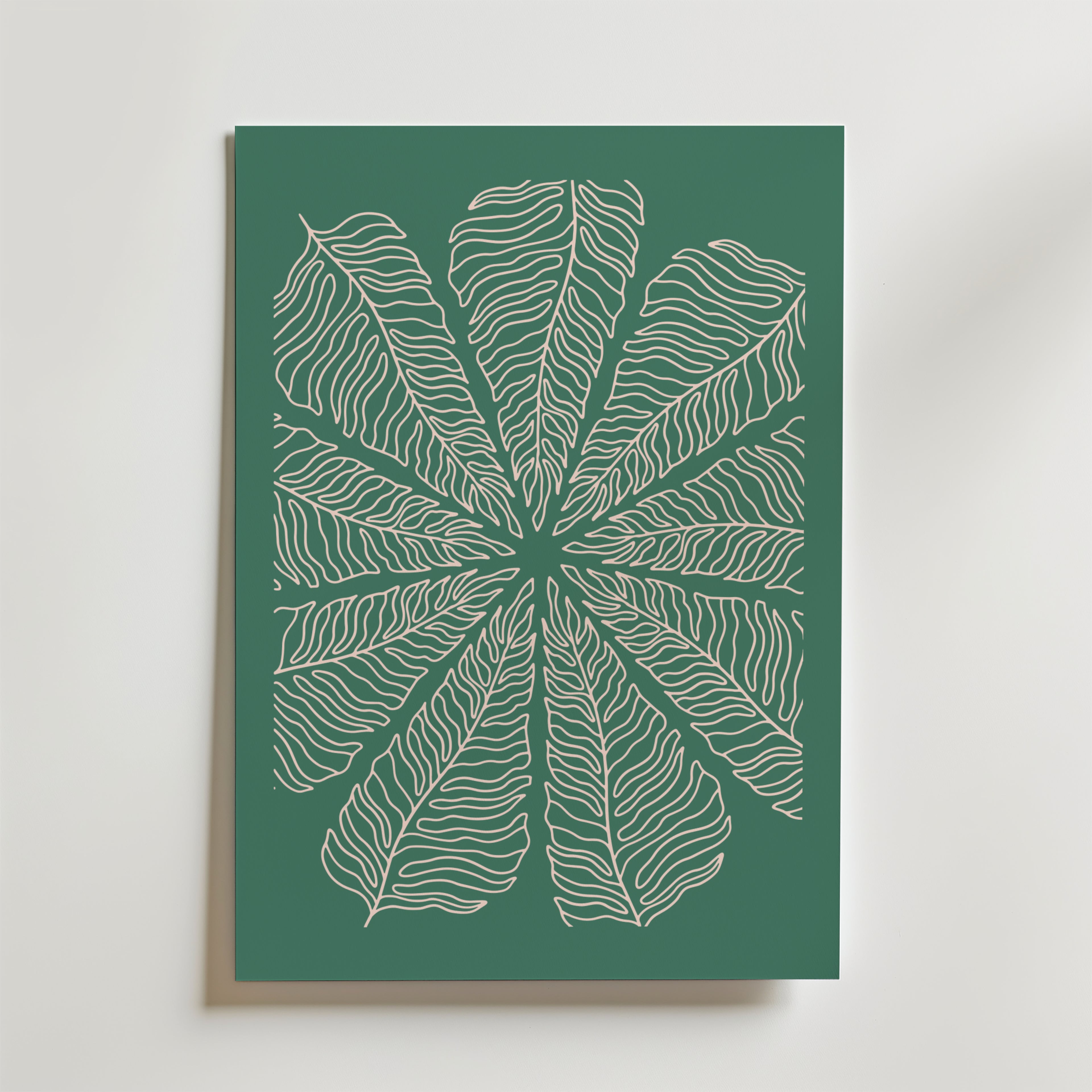 Affischen Palm Wheel Poster från Bozetto visar en symmetrisk vit linjeteckning av palmliknande blad mot en naturlig, mörkgrön bakgrund på ett rektangulärt print.