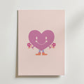 Happy Heart Character Poster från Bozetto har en pastellillustration av ett leende hjärta som håller i två rosa blommor och står på orange skor med en ljusrosa bakgrund - perfekt inredning för alla barnrum.