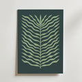 Bozetto Green Leaf Flow Poster har en minimalistisk, stiliserad grön ormbunke med vågiga blad på en mörkgrön bakgrund som ger en modern grafisk stil och naturlig balans till din vita vägg.
