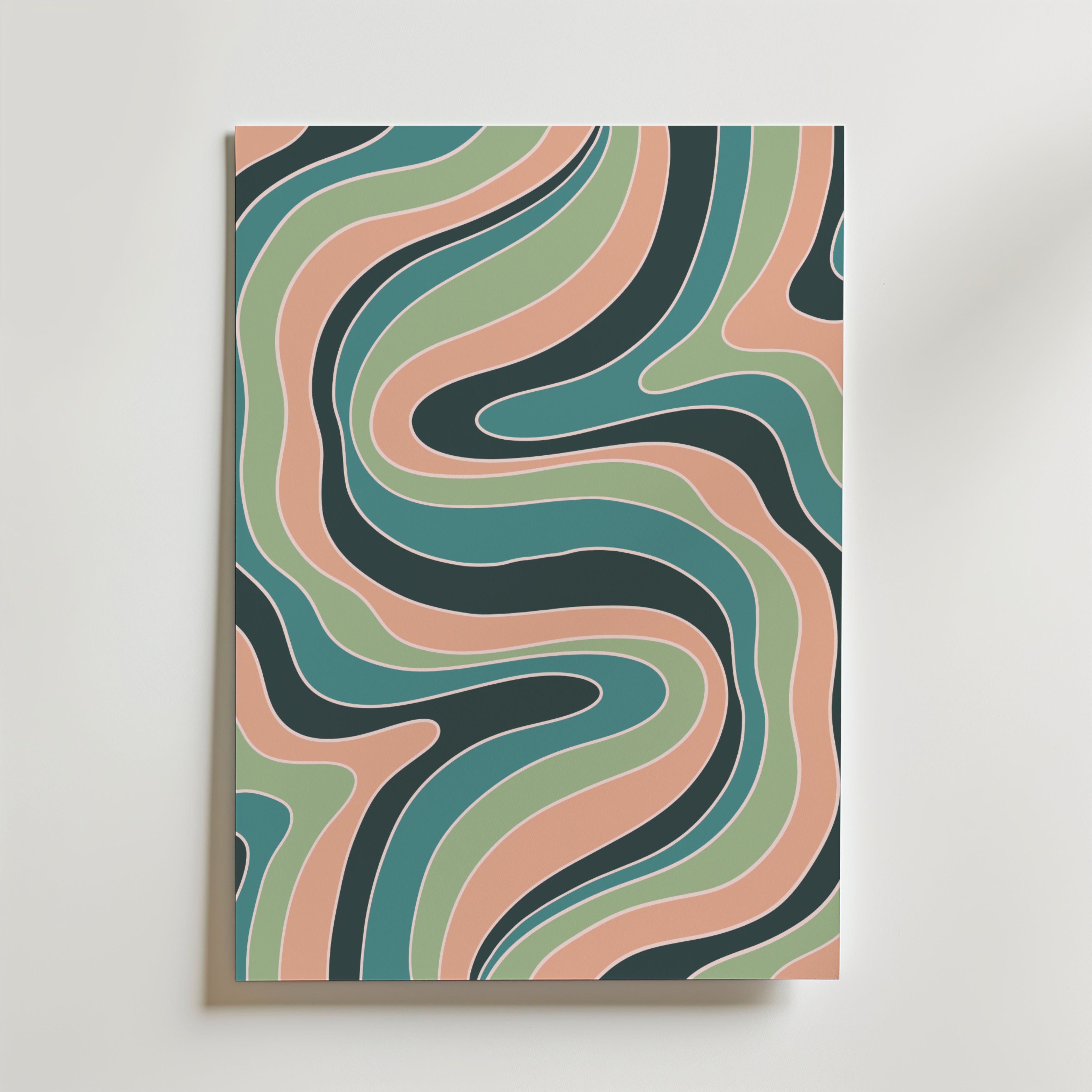 Verdant Waves Poster från Bozetto har organiska vågmönster i grönt, teal, persika och grädde på vit botten - flytande linjer och former ger en retrokänsla och gör den perfekt för heminredning med en elegant, modern känsla.