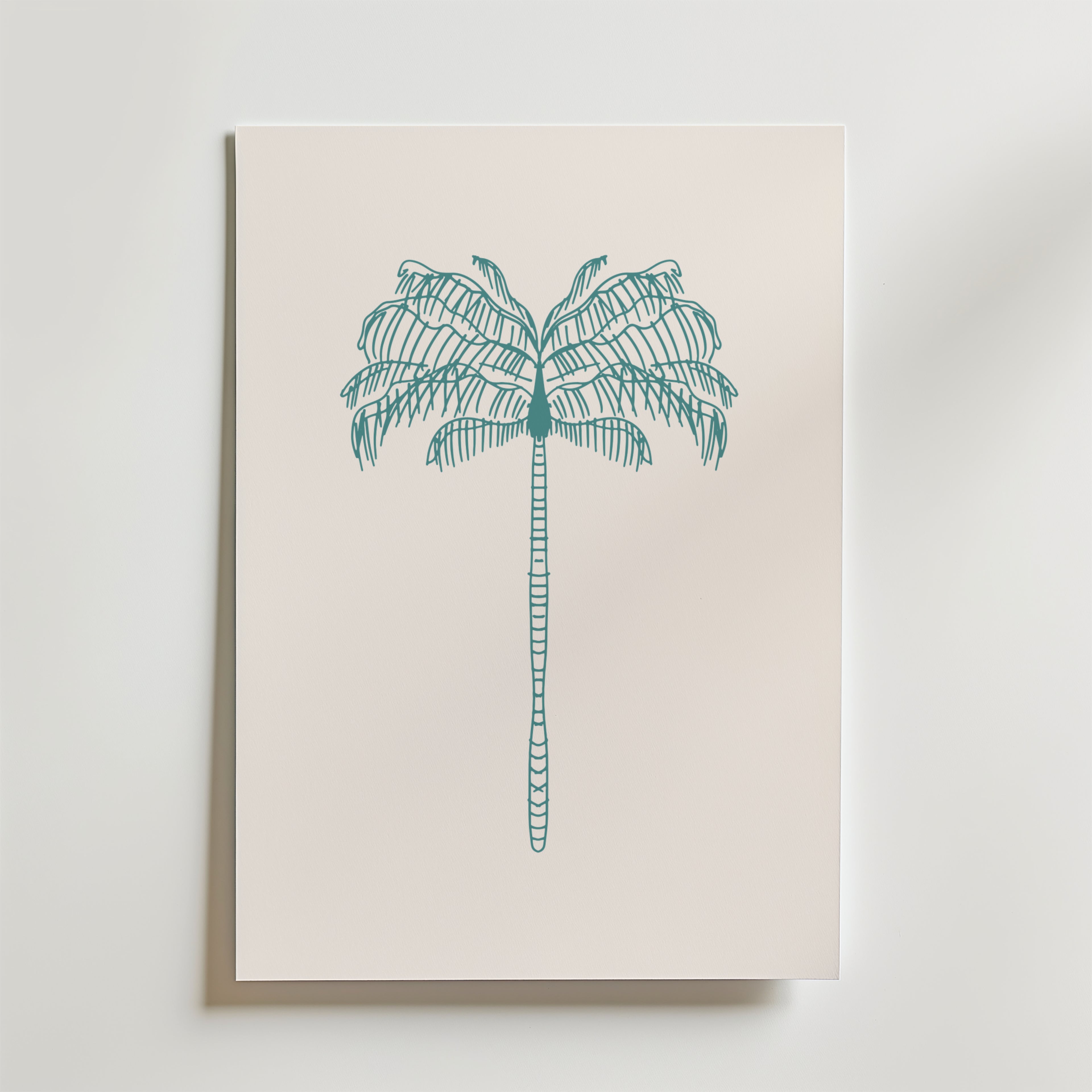 Palmtree Minimalism Poster by Bozetto har en palmillustration i minimalistisk stil med blågröna linjer på ljus beige, centrerad på ett vertikalt ark - perfekt för att skapa semesterkänsla i ditt rum.