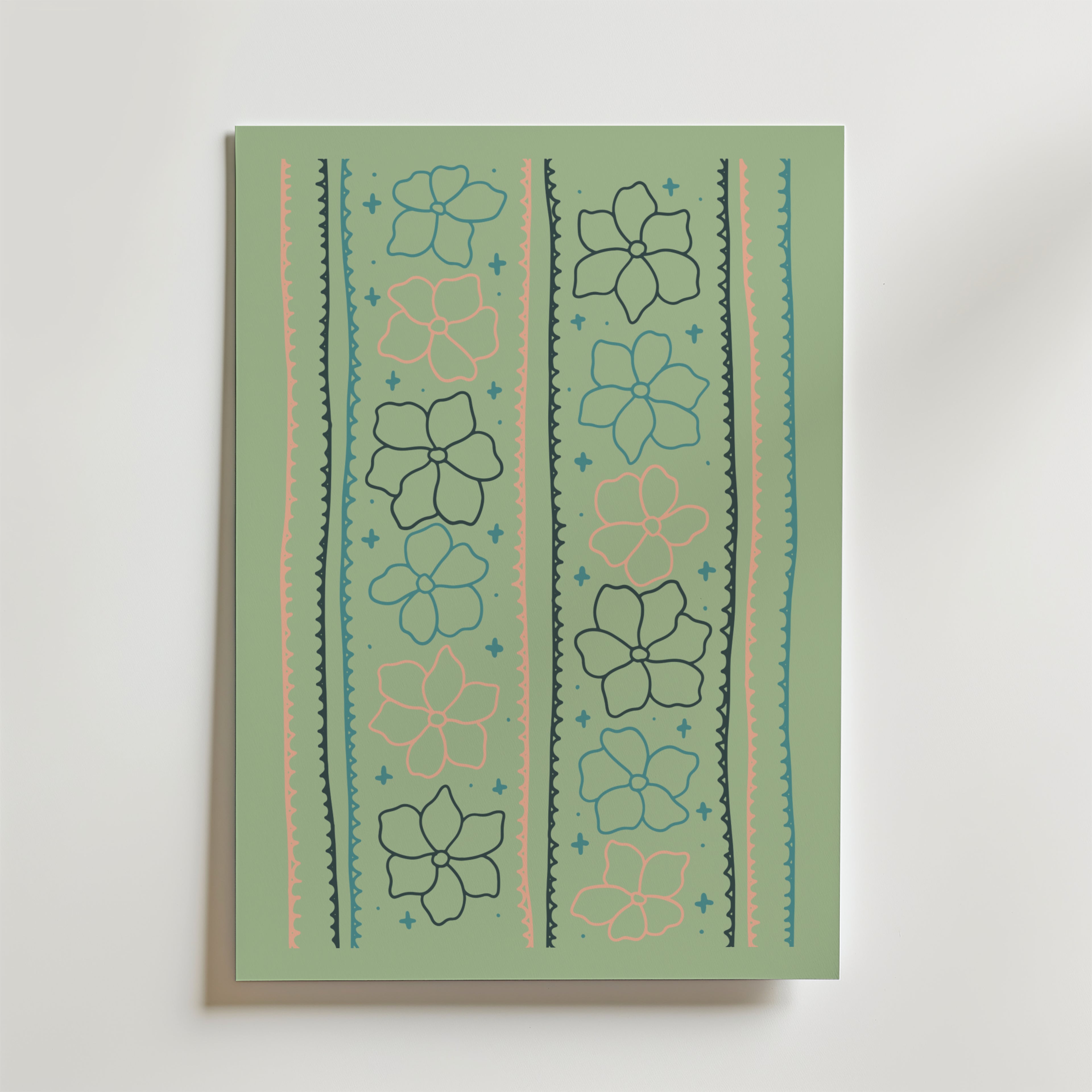 Bozetto Pastel Garden Lines Poster har en modern ljusgrön bakgrund med vertikala linjer, pastellfärgade accenter, rosa och mörkgröna blomsterillustrationer, blå stjärnor och vågiga dekorativa kanter i blått och persika.