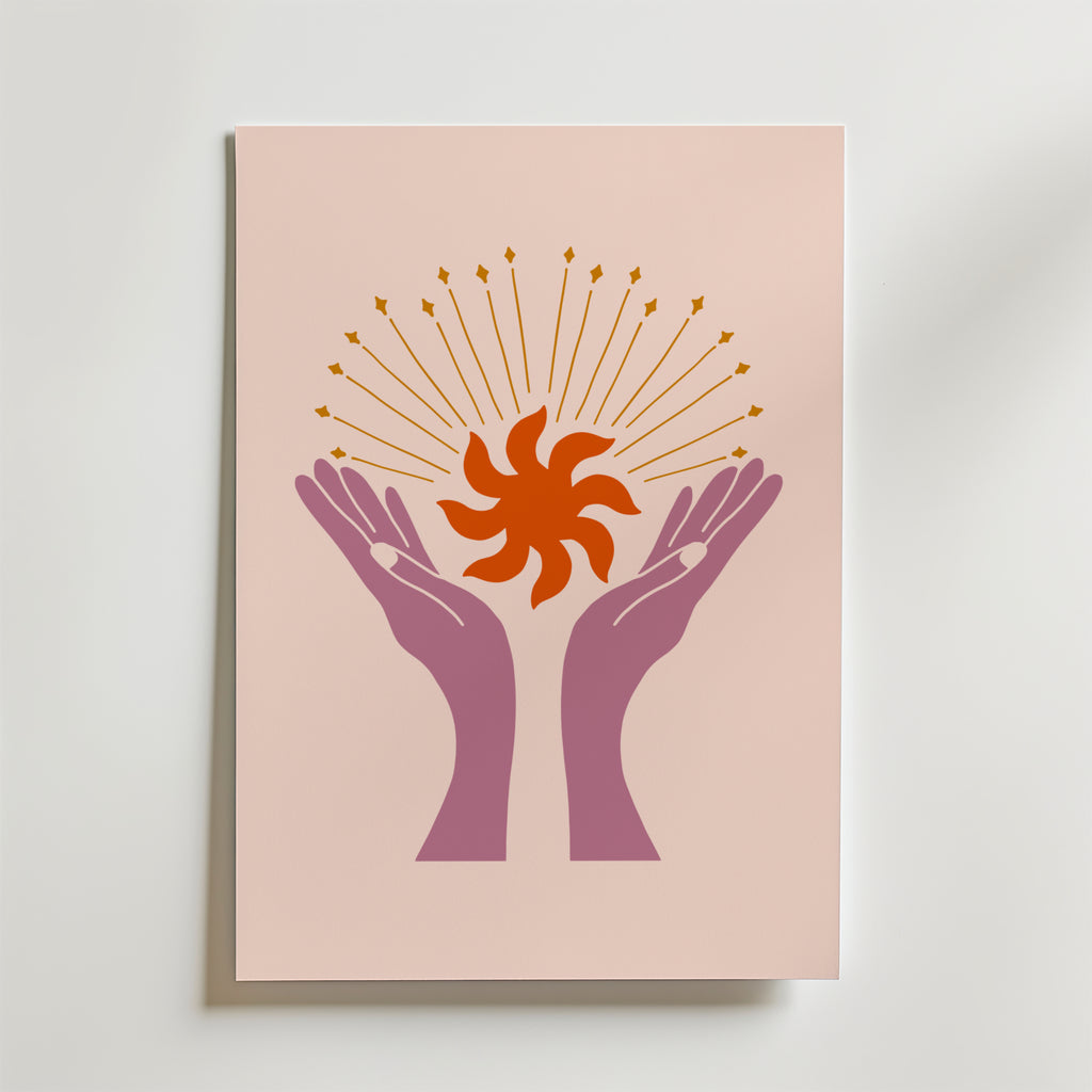 Bozetto Celestial Bloom Hands Poster har en minimalistisk illustration av två lila händer som håller en orange solstråle med guldstrålar mot en mjuk rosa bakgrund - en symbol för andlig energi.