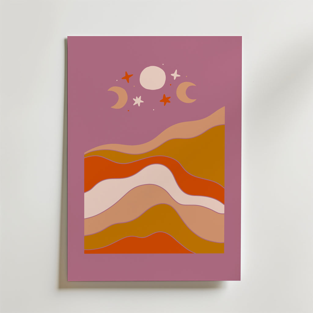 Bozetto Desert Moonscape Poster visar vågiga, skiktade kullar i varma jordtoner, inspirerade av ökenlandskap, under en lila natthimmel med en vit måne, två halvmånar och spridda stjärnor.