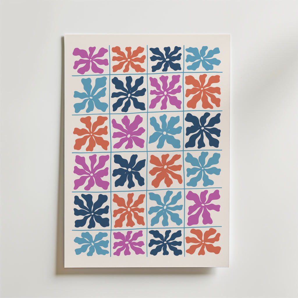 Bozetto Color Block Flower Grid Poster har ett modernt mönster av abstrakta, blomliknande former i blått, orange, rosa och lila, var och en placerad i en kvadrat på en vit bakgrund för snygg grafisk balans.