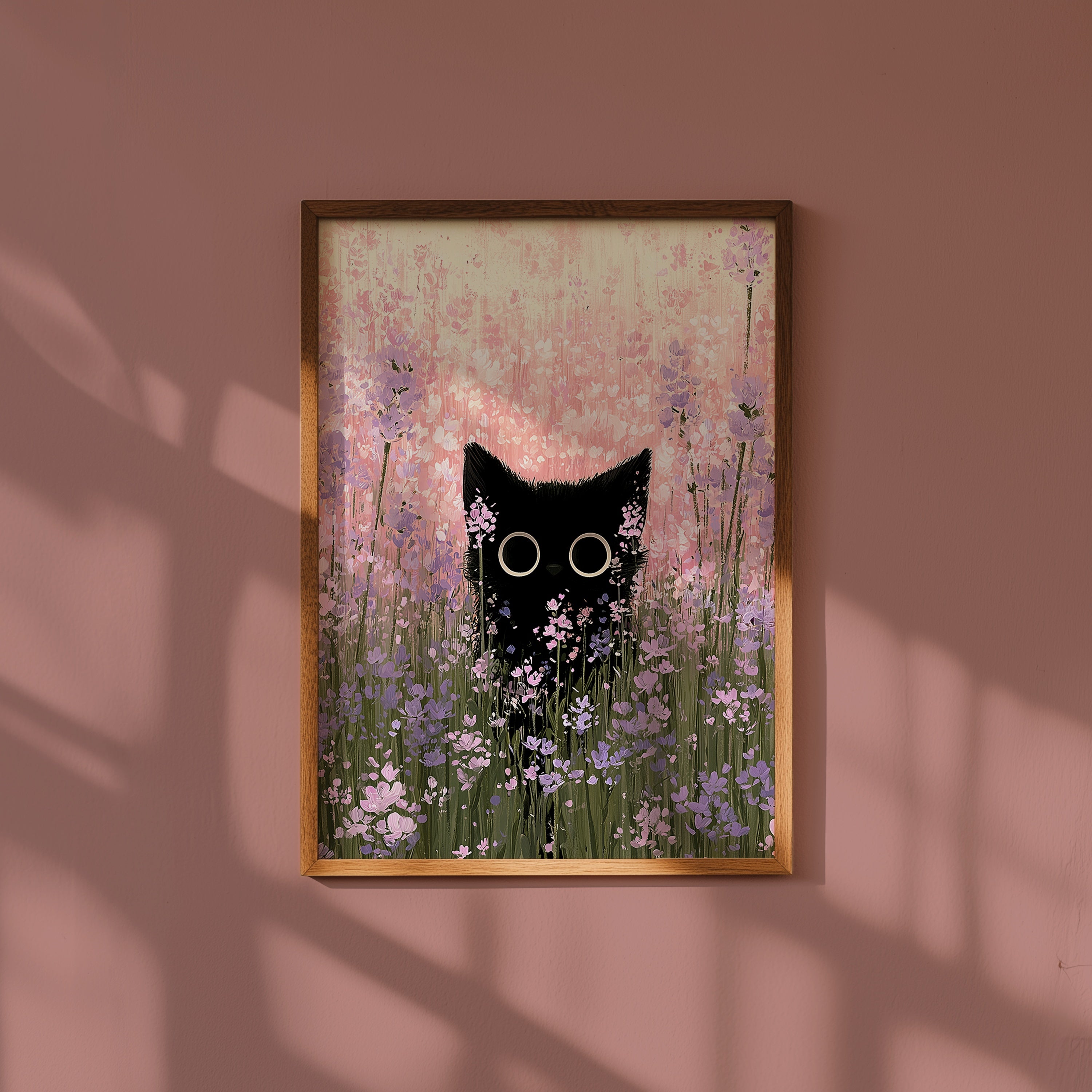 Cat in Bloom Poster – svart katt bland rosa ängsblommor i modern hemmiljö, poster från Bozetto