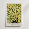 Cat in the Lemon Grove William Morris Poster – svart katt bland William Morris citronträdsmönster i gult