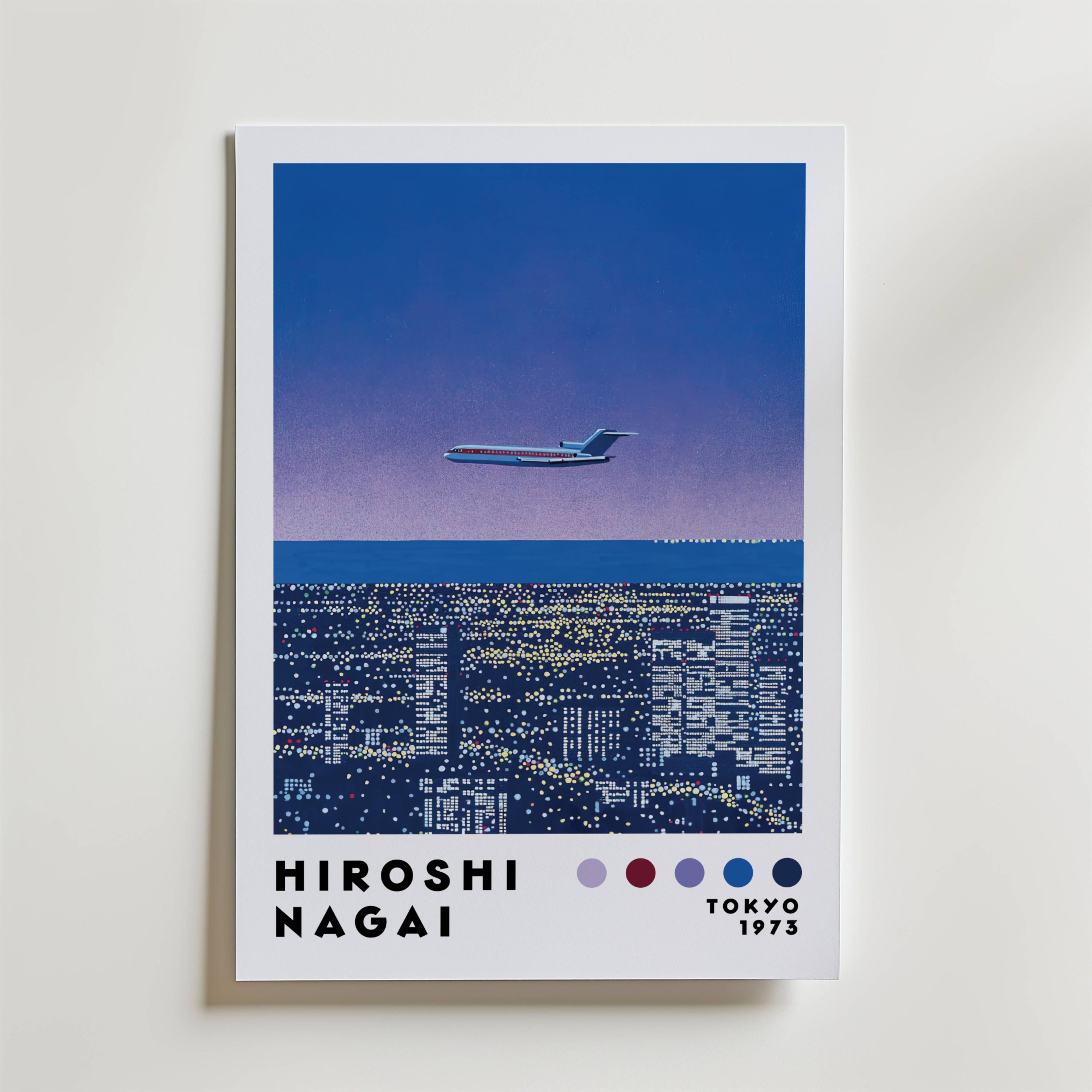 Bozetto Hiroshi Nagai Twilight Flight Poster visar en retro, minimalistisk stadsbild på natten, med ett flygplan ovanför upplysta byggnader och "Hiroshi Nagai TOKYO 1973" plus fem färgade prickar längst ner.