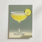 Bozetto Golden Margarita Drink Poster föreställer ett cocktailglas med en gul drink, limehjul och saltkant mot en ljus bakgrund - perfekt för att skapa en levande stil i ditt rum.