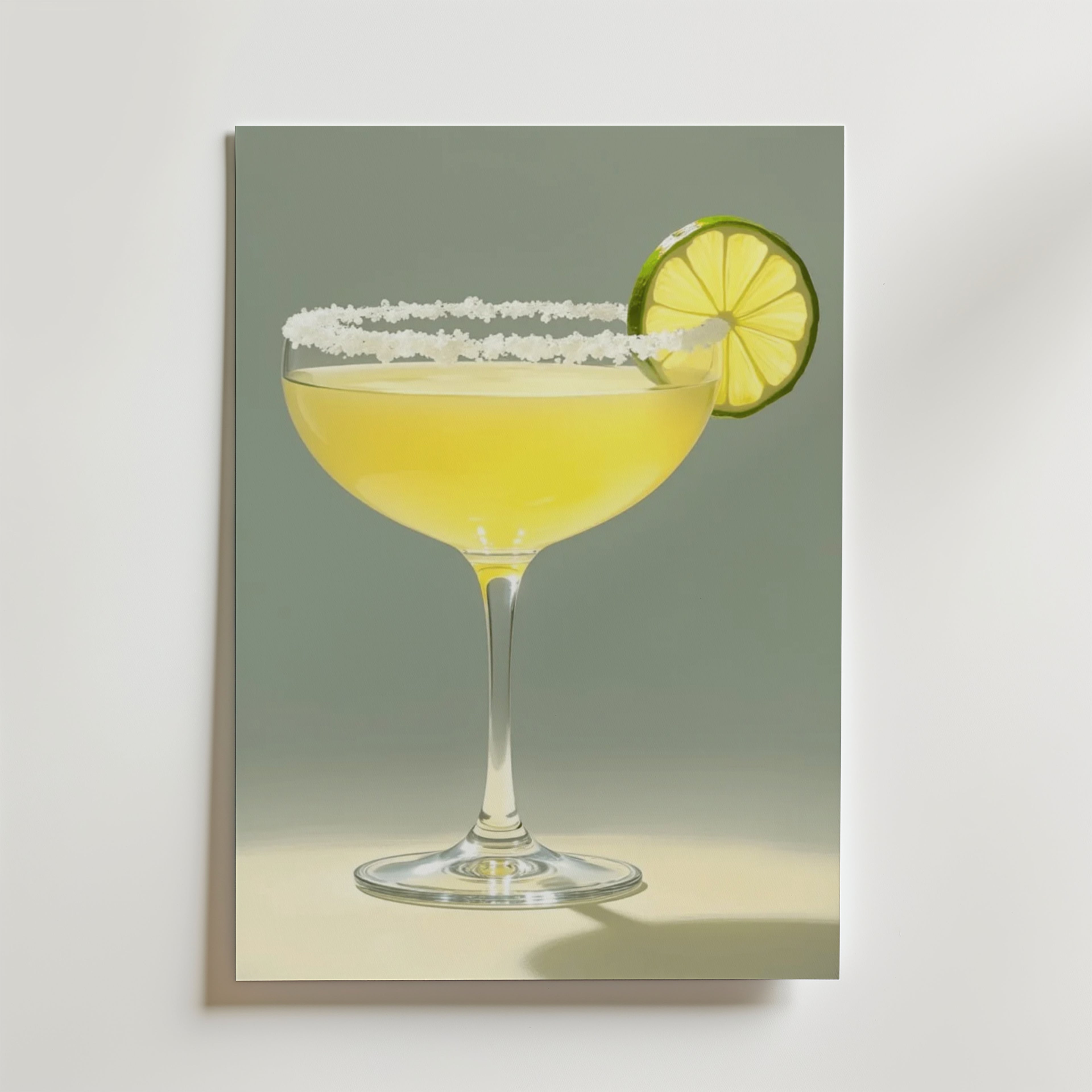 Bozetto Golden Margarita Drink Poster föreställer ett cocktailglas med en gul drink, limehjul och saltkant mot en ljus bakgrund - perfekt för att skapa en levande stil i ditt rum.