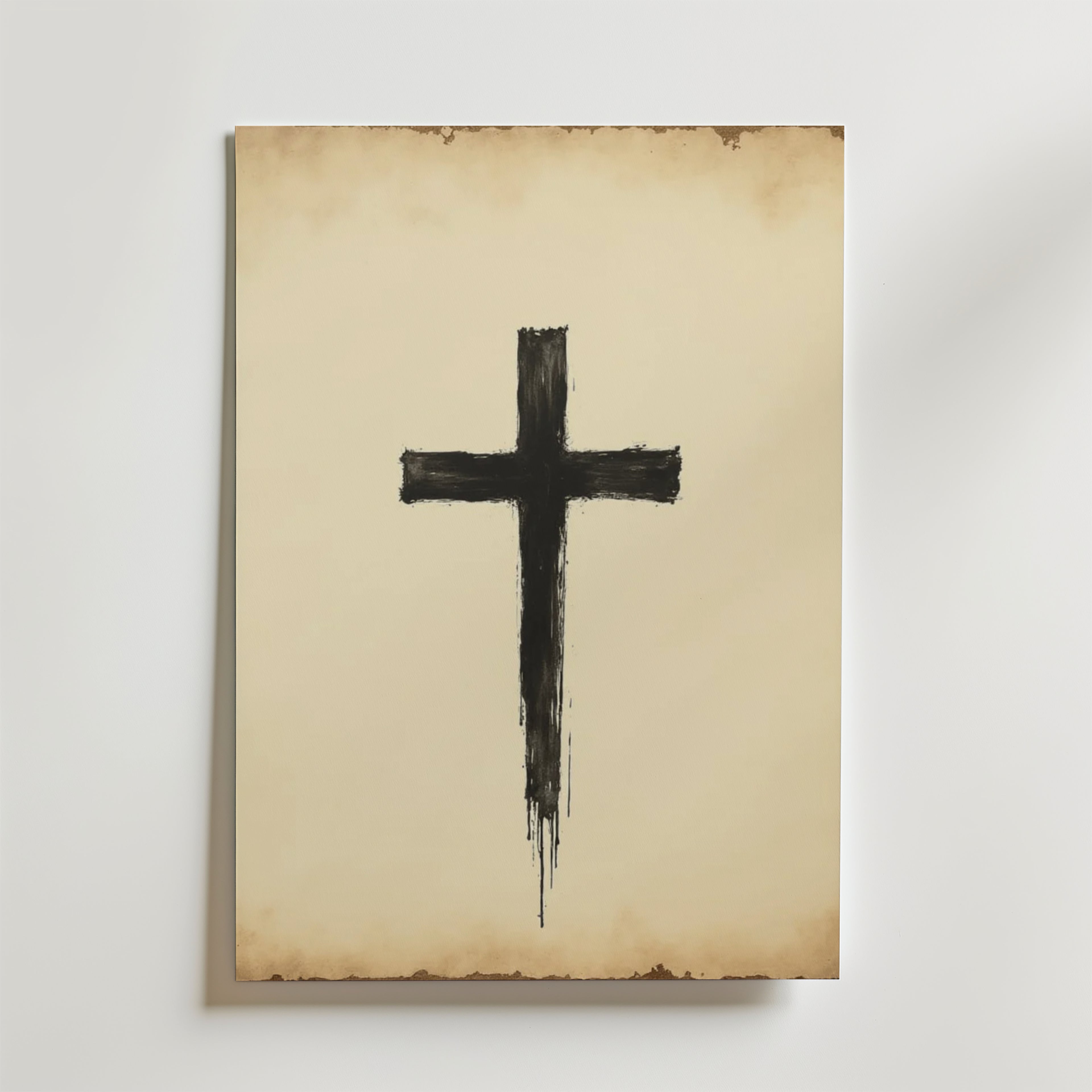 Silent Amen Poster by Bozetto föreställer ett svart, grovt borstat kors på gammalt, gulnat premiumpapper med blekta, fläckiga kanter och en lyxig matt finish, mot en vit bakgrund.