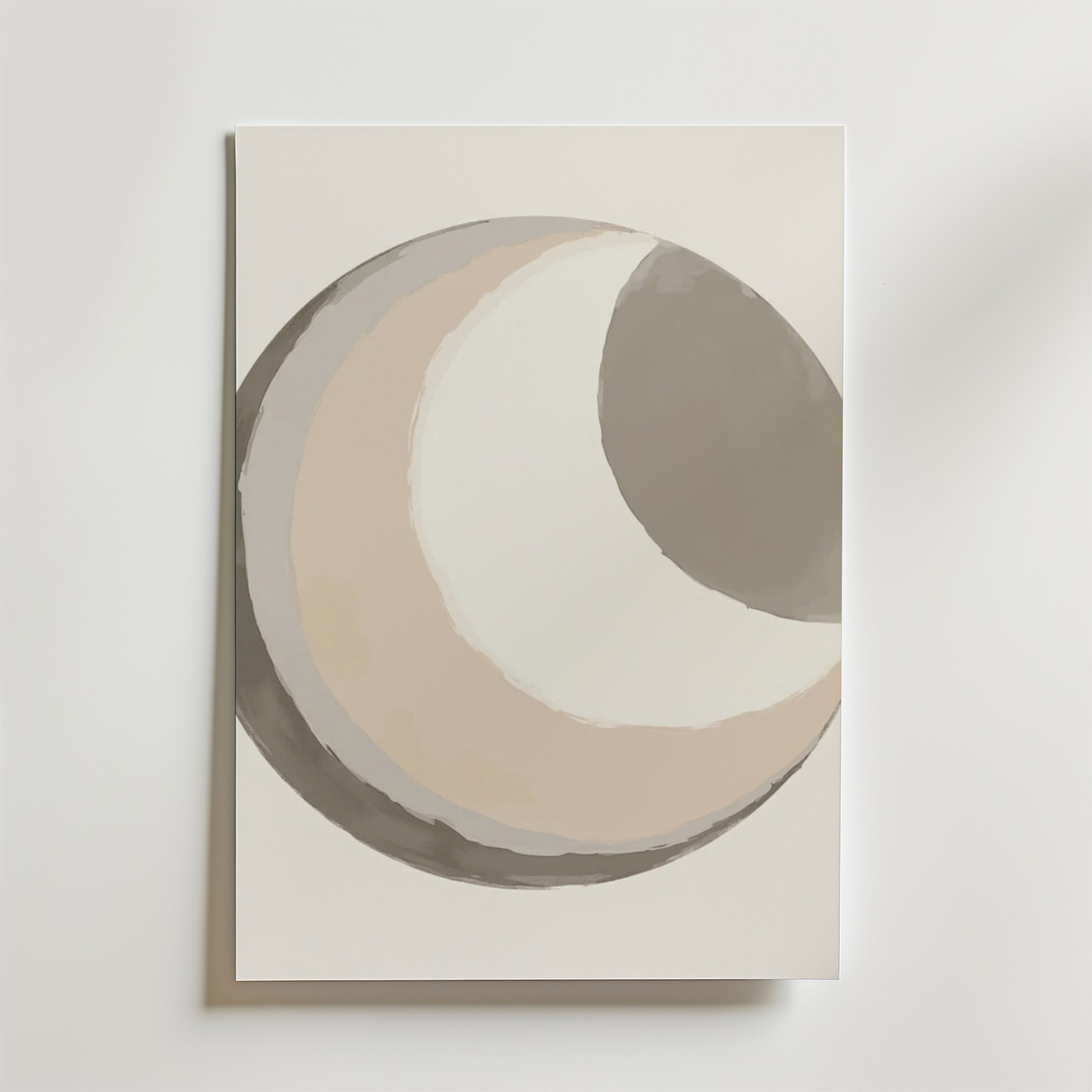 Bozetto Abstract Moon Poster har överlappande böjda former i beige, grädde och grått på premiumpapper med en lyxig matt finish, vilket ger en mjuk, organisk look med släta kanter.