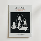 Postern Ghostly Companions Poster från Bozetto föreställer ett lekfullt spöke med fyra katter på en svart bakgrund, vilket gör den till en perfekt Halloween-dekoration eller present till kattmotiv-fans. Designen inkluderar namnet CAT LOVER BOO längst ner.